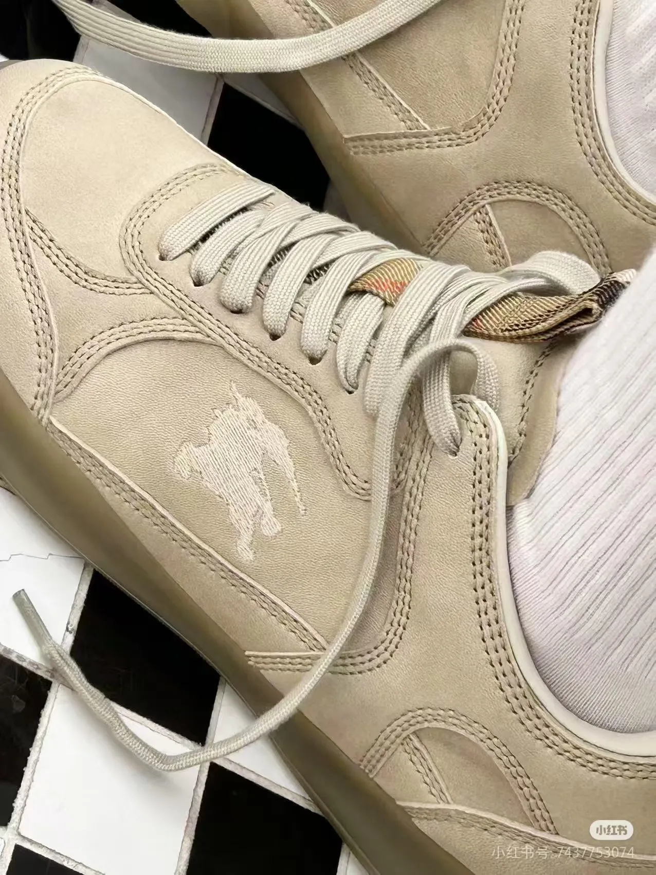 Men's men's shoes💰p420 "Burber＊" SU25 new MATRIX retro sneakers in calfskin. The main style of the summer fashion show is retro and casual, lightweight and comfortable. Burberry made its debut at the brand's 2025 summer fashion show. Made of refined Italian leather with tonal topstitching details, it's inspired by sporty design. Paired with lightweight soles and Burberry check sneakers, they are embellished with embroidery of the brand's Equestrian Knight logo (EKD). - Lace-up design - EKD embroidery on the side - EKD embroidery on the sole Size 38-44